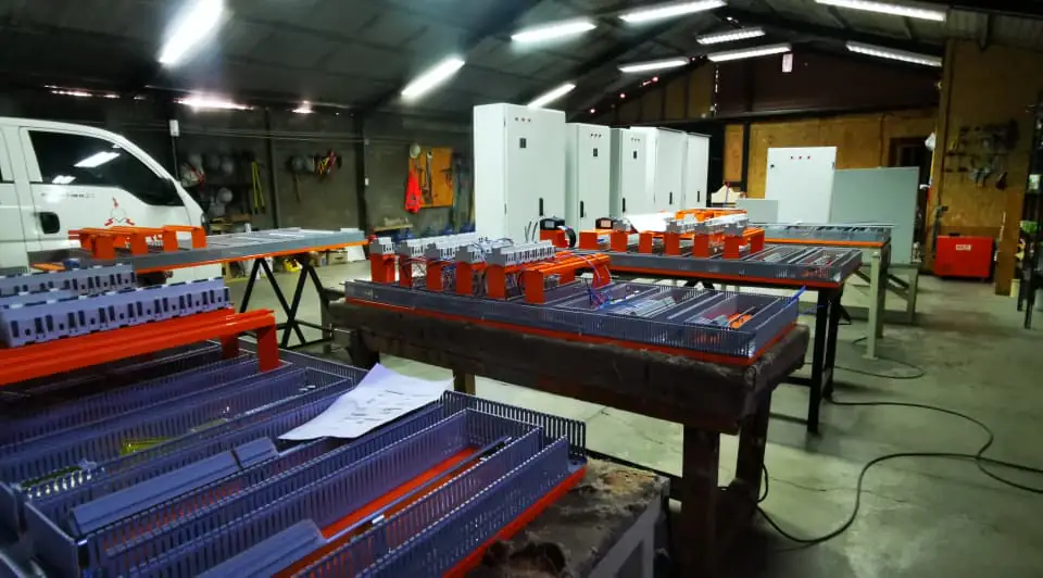 Fabricación de tableros eléctricos en el taller de RCS Ingeniería.