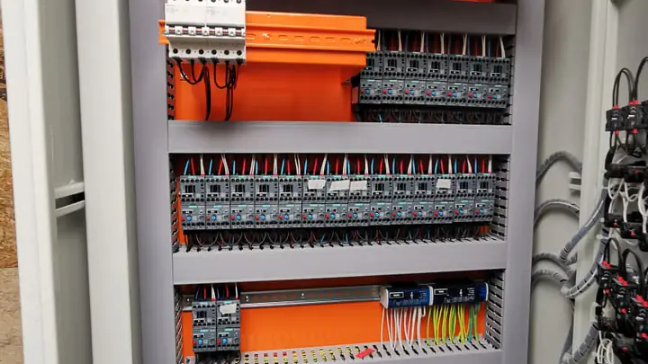 Instrumentación y control para procesos industriales.