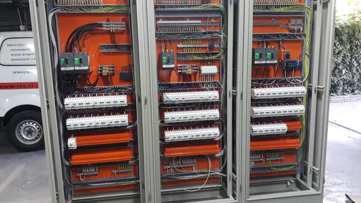 Trabajo técnico de montaje y mantenimiento industrial.